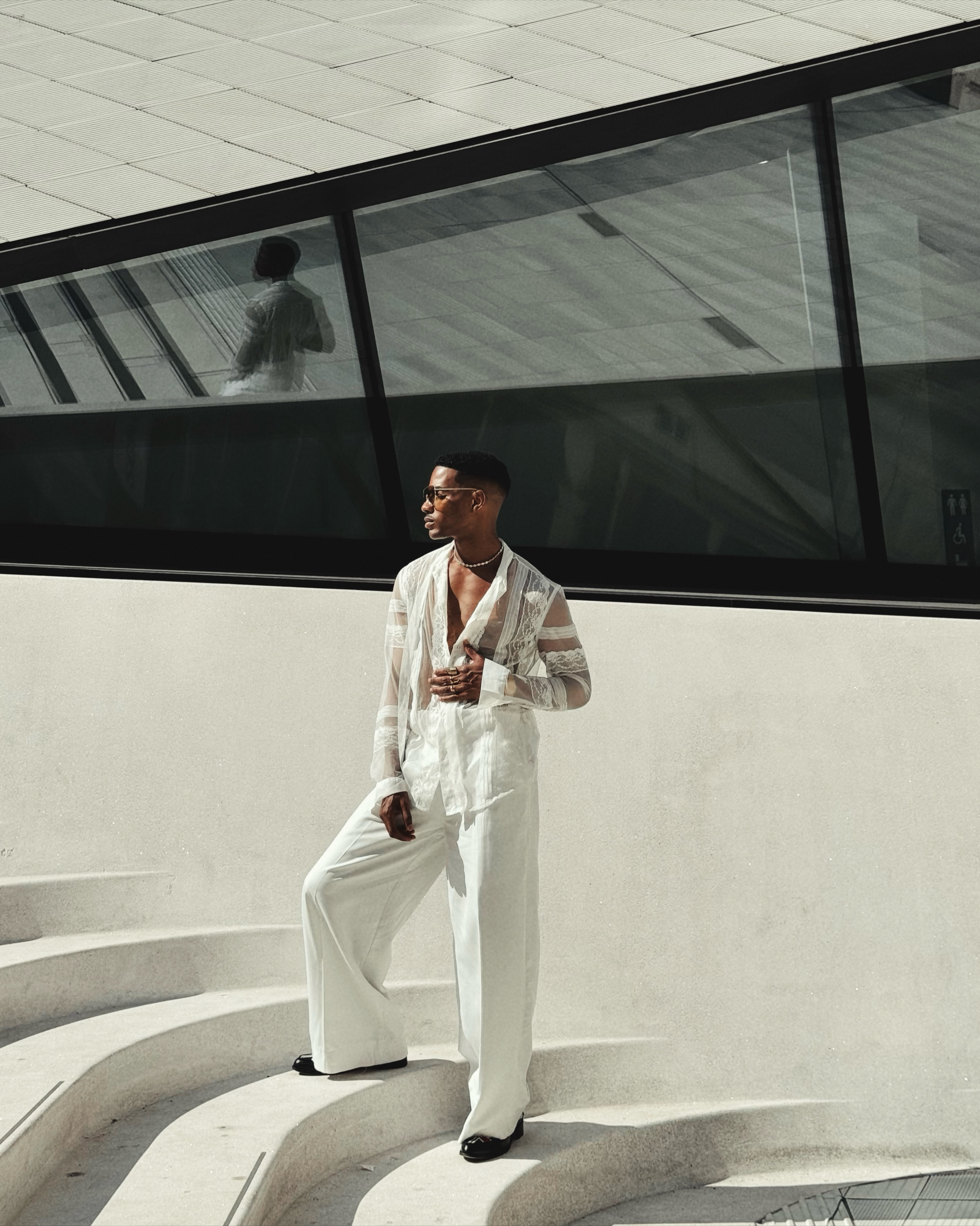 Man wearing clearly visible black shoes with a white outfit