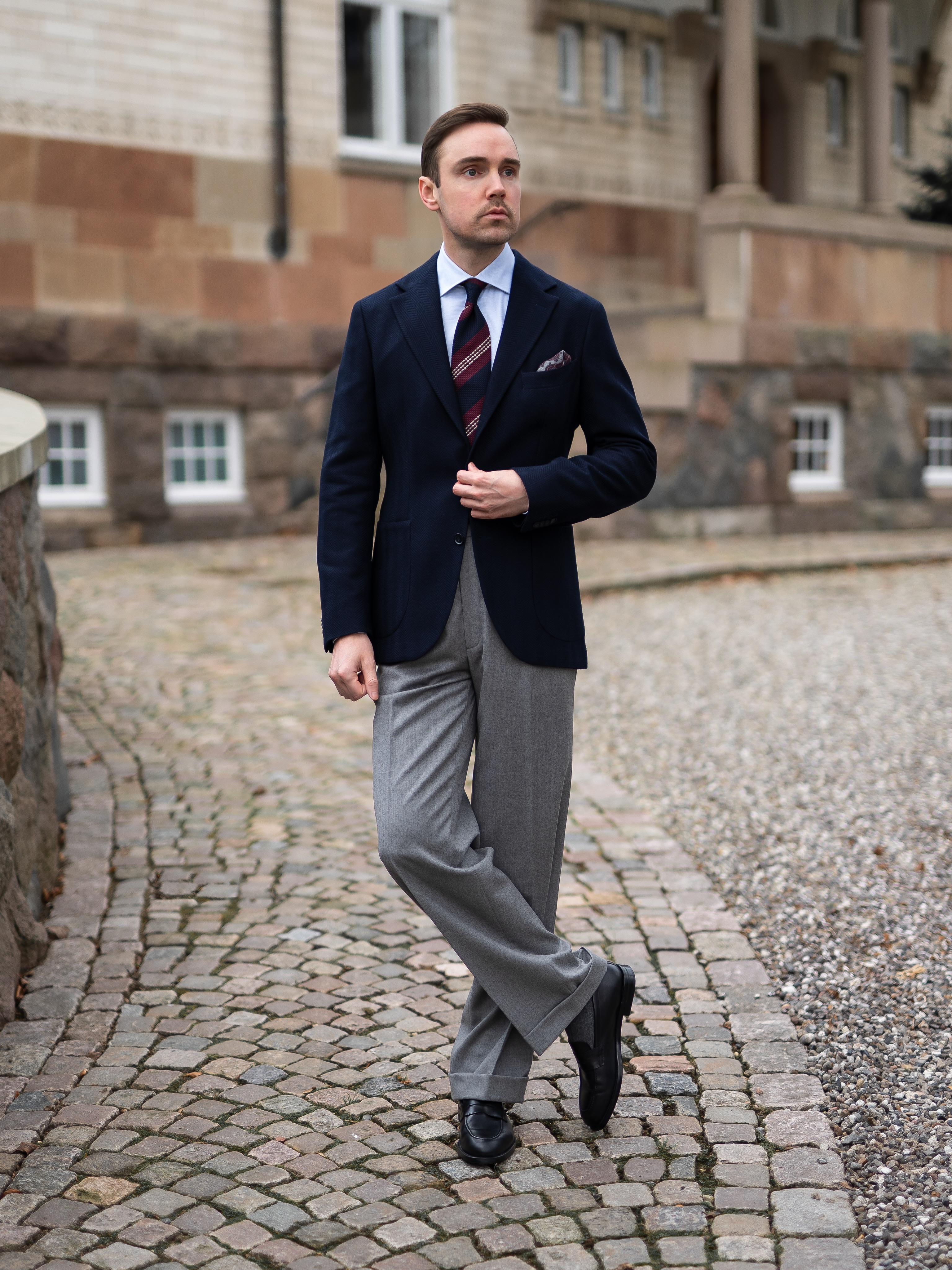 Man wearing a clearly visible navy blazer in the 24–30 August 2026 men’s fashion corpus